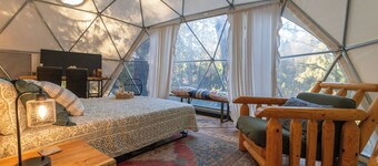 Glamping Dome w/ Hot-tub & Kitchen, 10 min drive North Cascades National Park!