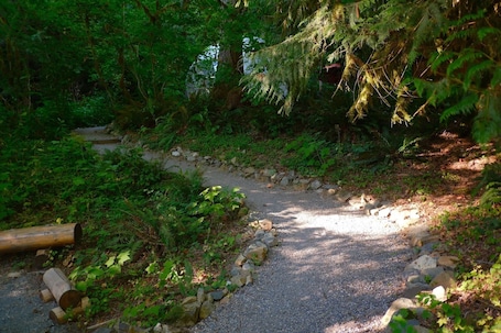 Property grounds. Glamping Dome w/ Hot-tub & Kitchen, 15 min drive North Cascades National Park!
