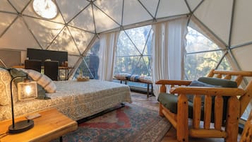 1 bedroom, desk, travel crib, WiFi