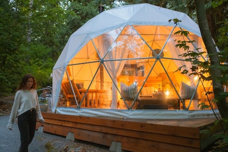 Outdoor dining. Glamping Dome w/ Hot-tub & Kitchen, 15 min drive North Cascades National Park!