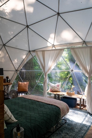1 bedroom, desk, travel crib, WiFi. Glamping Dome w/ Hot-tub & Kitchen, 15 min drive North Cascades National Park!