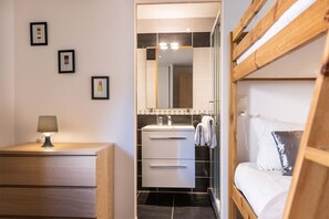 4 bedrooms, iron/ironing board, free WiFi, bed sheets
