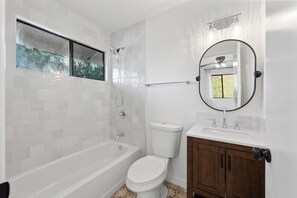 Hair dryer, towels, soap, shampoo - Modern Guesthouse on 5 Acre Estate Near Wineries (Temecula)