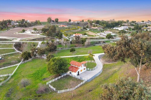 Modern Guesthouse on 5 Acre Estate Near Wineries
