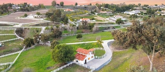 Modern Guesthouse on 5 Acre Estate Near Wineries
