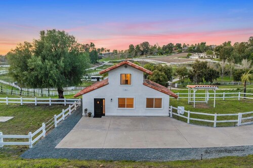 Modern Guesthouse on 5 Acre Estate Near Wineries