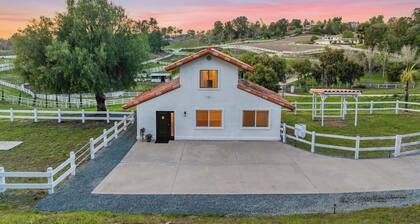 Modern Guesthouse on 5 Acre Estate Near Wineries