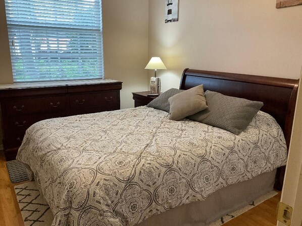 2 habitaciones, tabla de planchar con plancha, wifi y ropa de cama