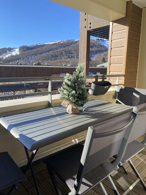 Outdoor dining - Appartement en centre station résidence le Pavin (Besse-et-Saint-Anastaise)