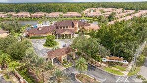 Zona residencial con varias casas, un edificio central identificado como "Regal Oaks" y una masa de agua.