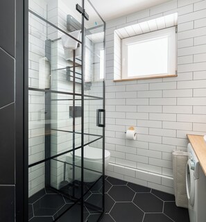 Dusche, Haartrockner, Handtücher, Seife