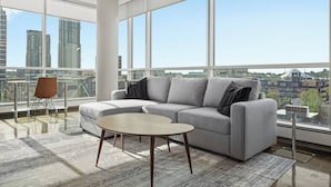TV - The Onyx - Steps to Stampede, Restaurants & Bars! (Calgary)