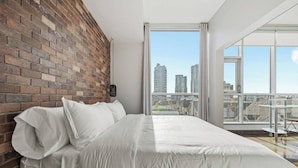 1 bedroom, iron/ironing board, WiFi, bed sheets - The Onyx - Steps to Stampede, Restaurants & Bars! (Calgary)