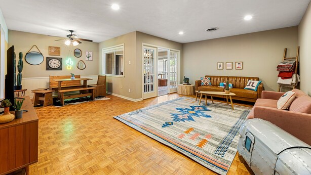 Living area - Near Texas A&M: Fenced Yard, Fire Pit & Games (College Station)