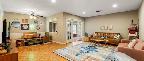 Smart-TV, bordtennis, bøker og kontorer