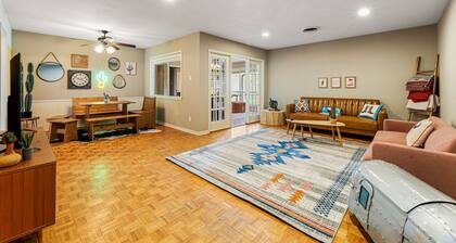 Spring nights: Fire Pit, BBQ, Games, Pets, 1 Mile to TX A&M, 8 Car Parking
