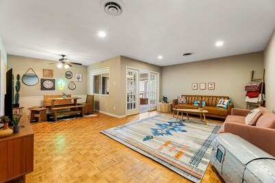 Near Texas A&M: Fenced Yard, Fire Pit & Games