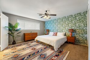 5 Schlafzimmer, Zimmersafe, Schreibtisch, Bügeleisen/Bügelbrett