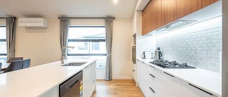 Refrigerador, microondas, horno, placa de cocina