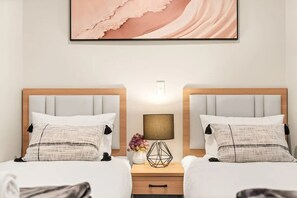 2 soverom, skrivebord, strykejern/-brett og wi-fi (inkludert)