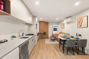 Réfrigérateur, micro-ondes, plaque de cuisson, lave-vaisselle