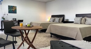 Dobbeltrom – panorama | Safe på rommet, skrivebord og skrivebord for bærbar PC