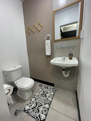 スタンダード ルーム シティビュー | バスルーム | シャワー、タオル、石鹸、トイレットペーパー