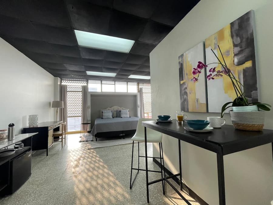 Quarto solteiro luxo, vista para a cidade | Cofres nos quartos, escrivaninha, espaço de trabalho para notebook