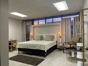 デラックス ルーム シティビュー | セーフティボックス (室内)、デスク、ノートパソコン用作業スペース、遮光カーテン