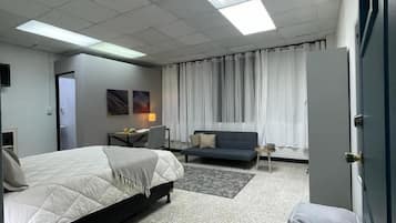 Habitació estàndard, vistes a la ciutat | Caixa forta a l'habitació i escriptori