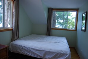 2 bedrooms, desk, free WiFi - The Lakefront House is nestled on a private, family-friendly lane. (Quinte West)