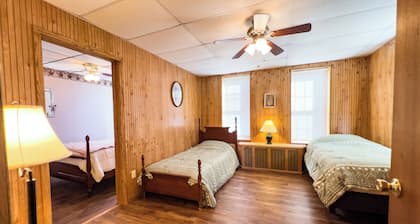 Charming, historic 3-bedroom house in quaint Fredericksburg with AC, WiFi