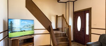 Charming, historic 3-bedroom house in quaint Fredericksburg with AC, WiFi