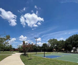 Sports court - DT Dallas LUXE Urban Oasis 1BD Apt (Dallas)