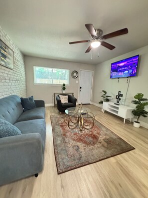 Smart TV - DT Dallas LUXE Urban Oasis 1BD Apt (Dallas)