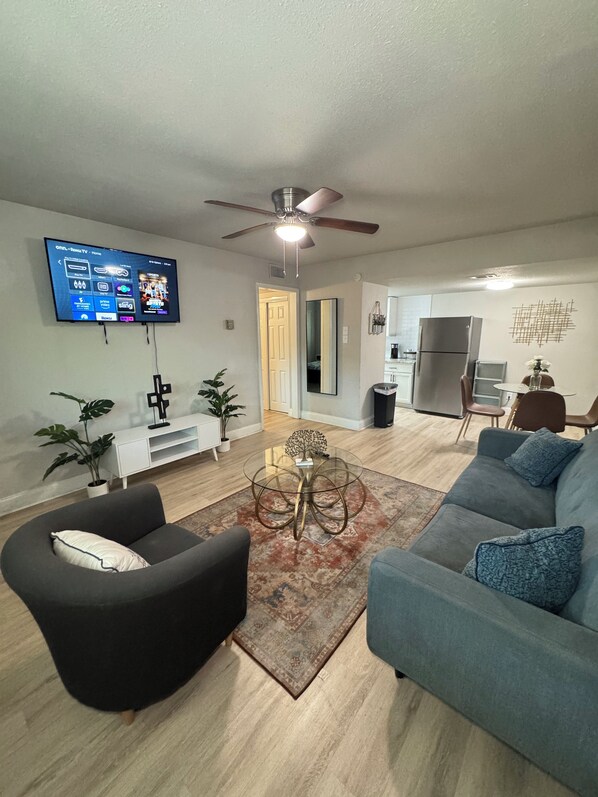 Smart TV - DT Dallas LUXE Urban Oasis 1BD Apt (Dallas)