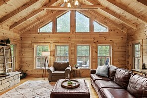 Televisión, chimenea, futbolito