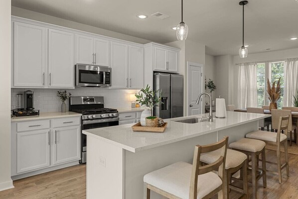 Fridge, microwave, oven, stovetop - Lux Charleston Residence for 10+ (Hanahan)