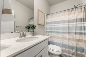 Douche, séchoir à cheveux, serviettes fournies