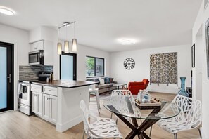 Kühlschrank, Mikrowelle, Ofen, Geschirrspüler