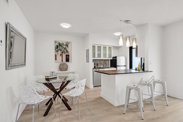 Dining - Rent 2/1 in Fort Lauderdale - (Fort Lauderdale)