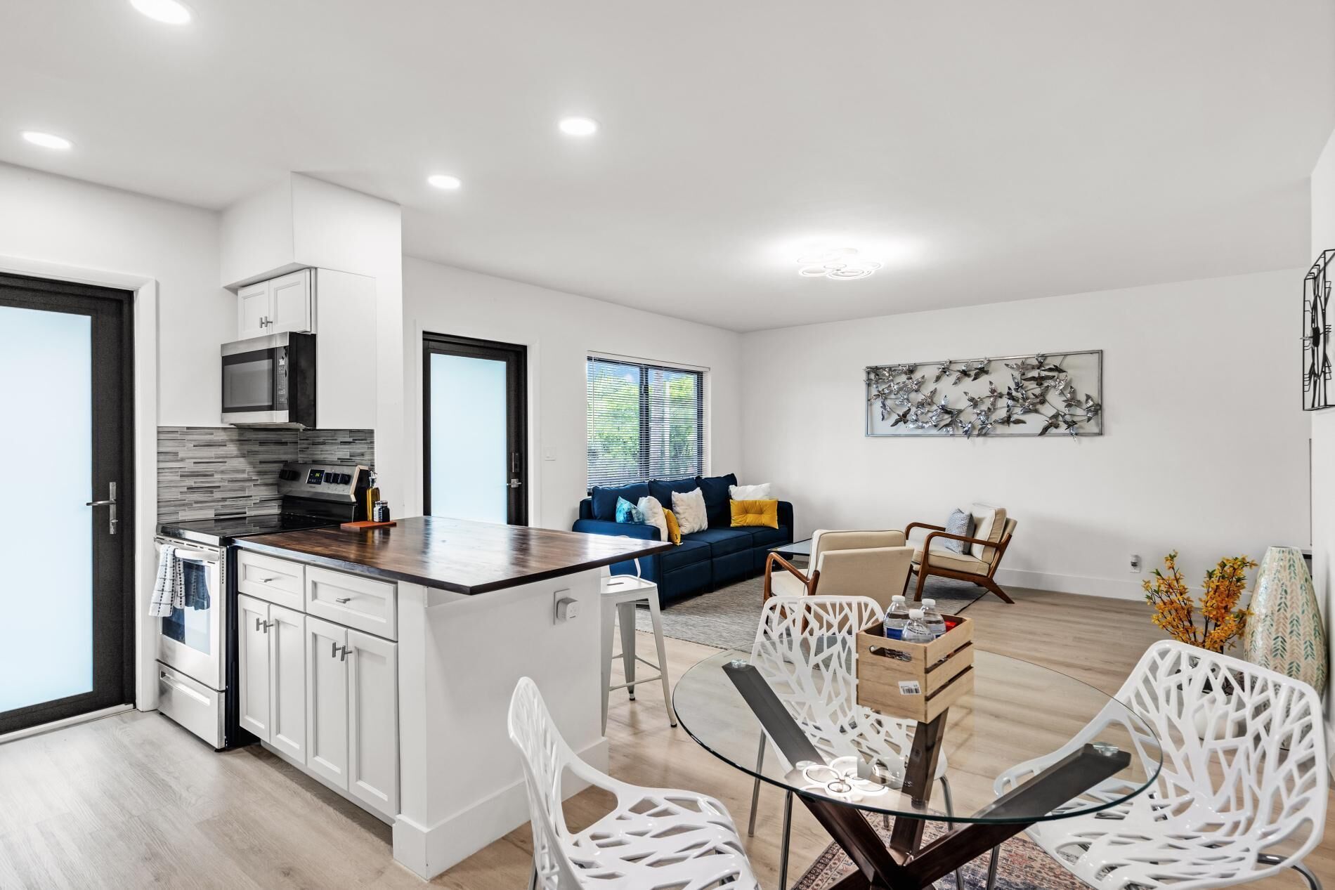 Frigorífico, microondas, horno y lavavajillas