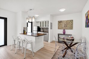 Fridge, microwave, oven, dishwasher - Modern 2/1 rent near Las Olas Fort Lauderdale (Fort Lauderdale)
