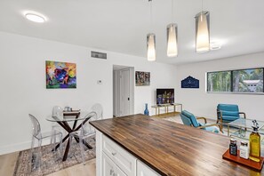 Fridge, microwave, oven, dishwasher - Modern 2/1 rent near Las Olas Fort Lauderdale (Fort Lauderdale)