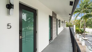 Property grounds - Rent 2/1 in Fort Lauderdale near Las Olas (Fort Lauderdale)