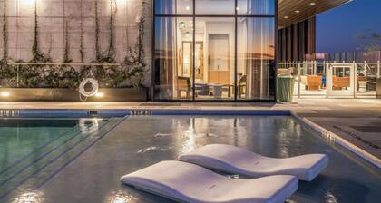 Luxury Downtown Austin condo with Rooftop Pool, Private Balcony with Lake View