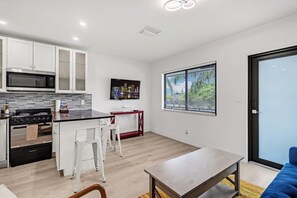 冷蔵庫、電子レンジ、オーブン、食器洗い機