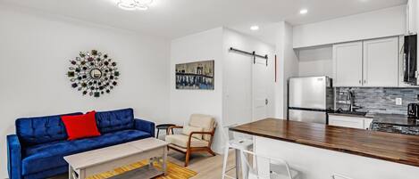 Een koelkast, een microgolfoven, een oven, een vaatwasser