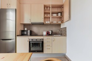 Jääkaappi, mikroaaltouuni, uuni, liesi