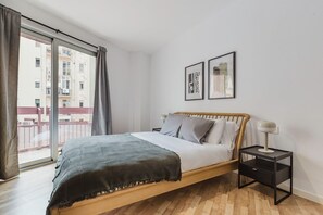 2 bedrooms, iron/ironing board, WiFi, bed sheets - Hip Antiga Esq de l'Eixample 3BR w/ Doorman, W/D & A/C, by Blueground (Barcelona)